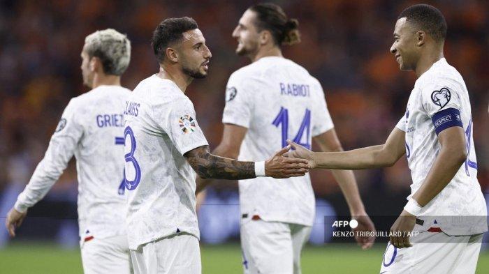 Penyerang-Prancis-Kylian-Mbappé-kanan-merayakan-bersama-bek-Jonathan-Clauss-kedua-dari-kiri-s.jpg