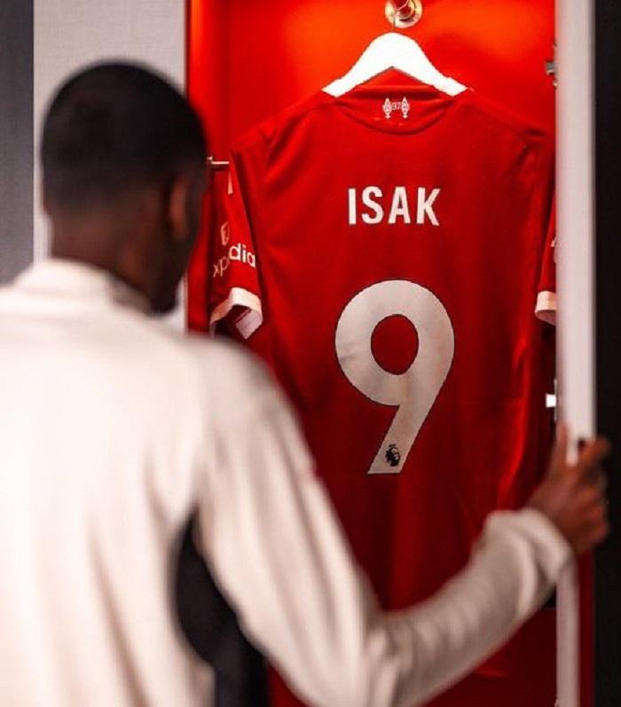Penyerang-baru-Liverpool-Alexander-Isak-ke-locker-room-mengambil-jersey-yang-tergantung.jpg