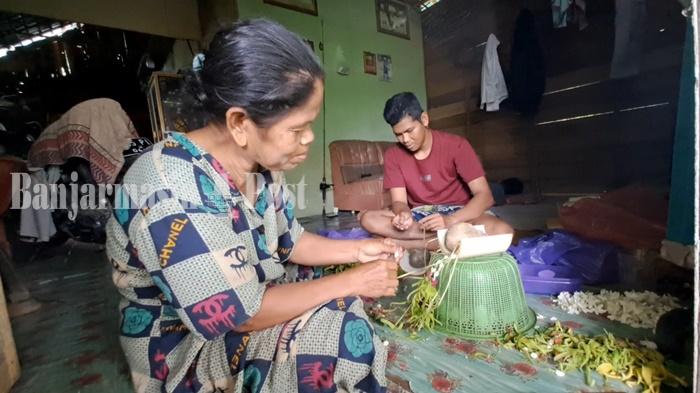 Wisata Kalsel: Tak Hanya Berkebun, Perajin Asal Banjar Mampu Sehari Rangkai 40 Renteng Bunga