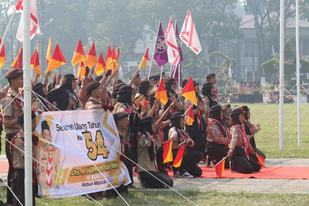 Peringatan-HUT-Pramka-ke-62-juga-diselingi-perayaan-HUT-ke-54-Penjabat-Bupati-HSS-H-Hermansyah.jpg<pf>Penjabat-Bupati-HSS-dan-Ketua-TP-PKK-serta-Ketua-Kwarcab-HSS-Syamsuri-Arsyad-berfoto-bersama.jpg<pf>Penjabat-Bupati-HSS-H-Hermansyah-mengabadikan-momen-HUT-Pramuka-2023.jpg
