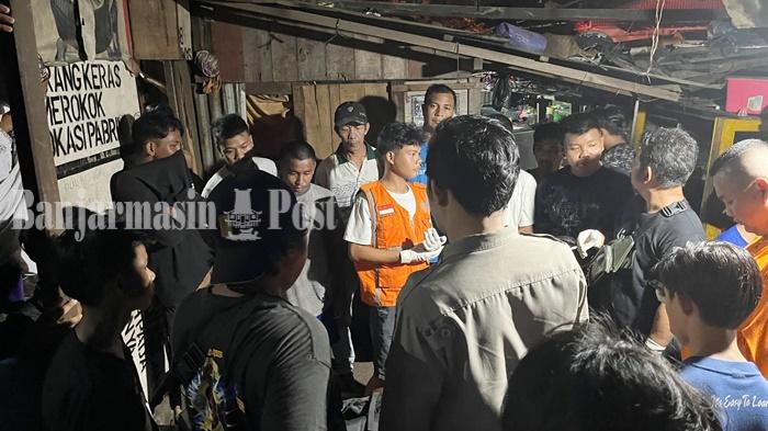 Persiapan-evakuasi-jenazah-gantung-diri-di-Pelambuan-Banjarmasin-Senin-06032023.jpg