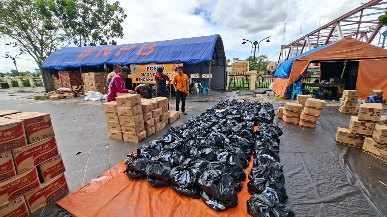 Persiapan-penyaluran-paket-bantuan-terdampak-banjir-oleh-BPBD-HSU.jpg