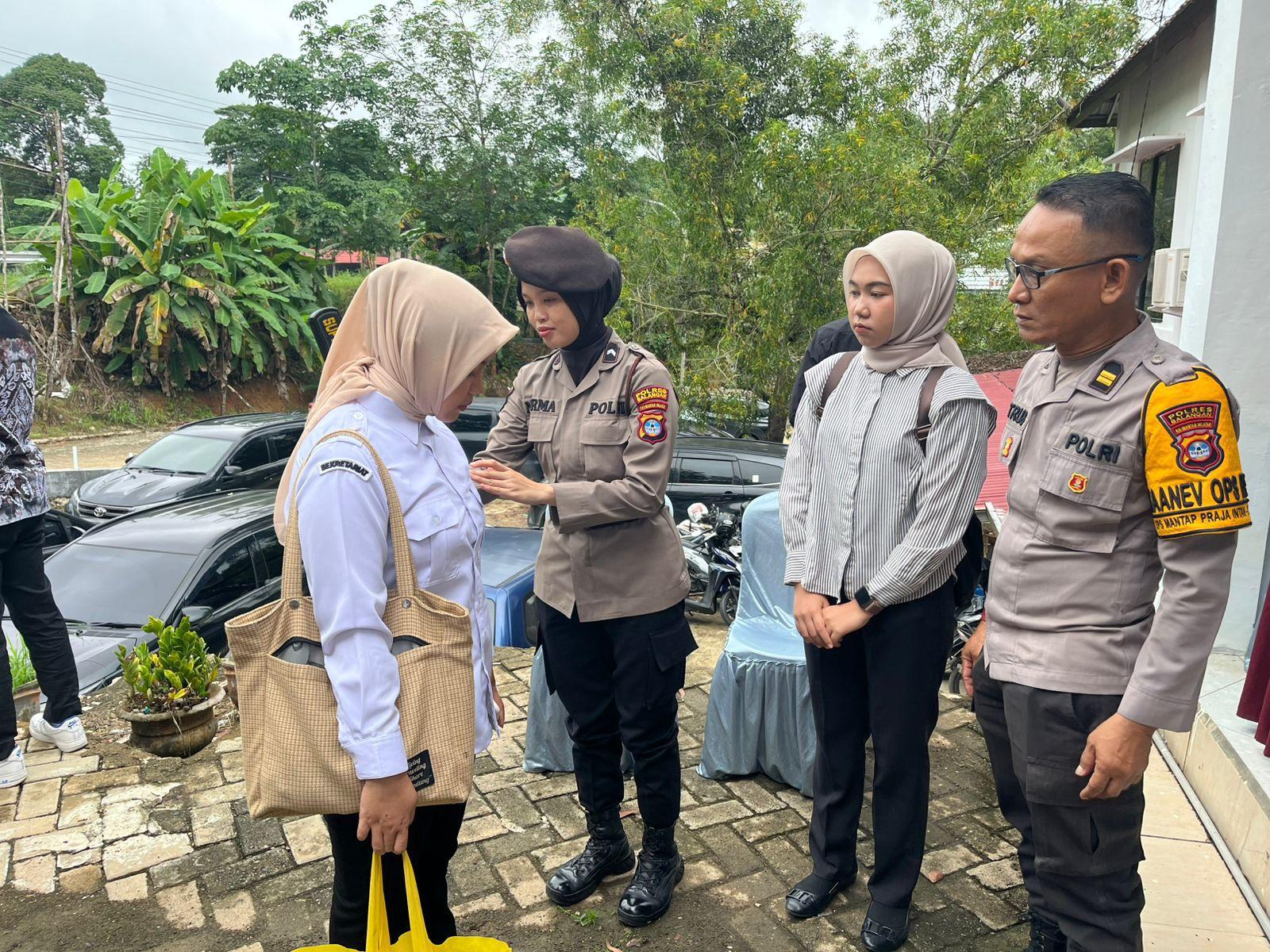 Personel-Polres-Balangan-melaksanakan-body-checking-kepada-peserta.jpg