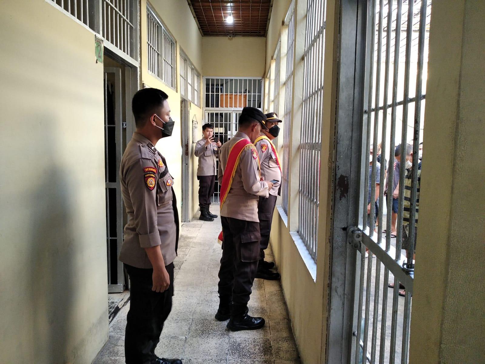 Personel Siaga Polres Tabalong dan Polsek Periksa Rutan, Pastikan tak Ada Barang Terlarang