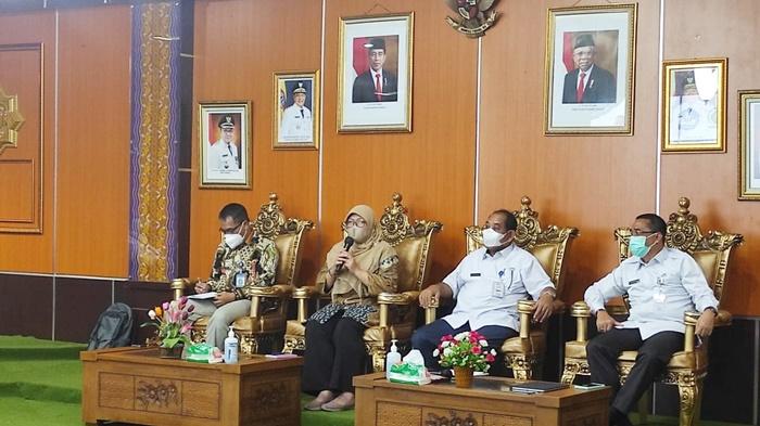 Perwakilan-Kementerian-Kesehatan-Irana-Somad-dengan-jajaran-pemkabTabalong.jpg