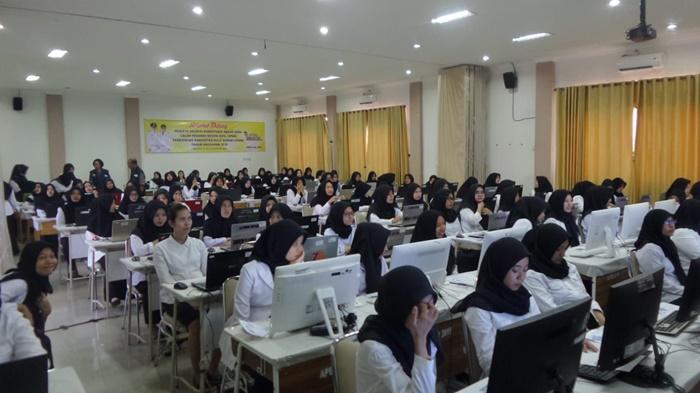 Peserta-saat-mulai-kumpul-di-ruangan-tes.jpg
