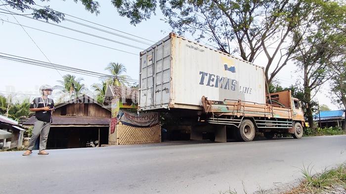 Peti-kemas-nyangkut-di-pohon-di-Jalan-A-Yani-Desa-Harapan-Masa-Tapin-kalsel-Sabtu-27052023.jpg