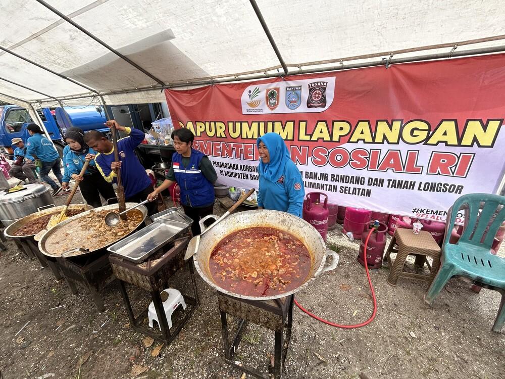 Petugas-Dinas-Sosial-Provinsi-Kalsel-menyiapkan-makanan-cepat-saji-untuk-penyintas-banjir.jpg