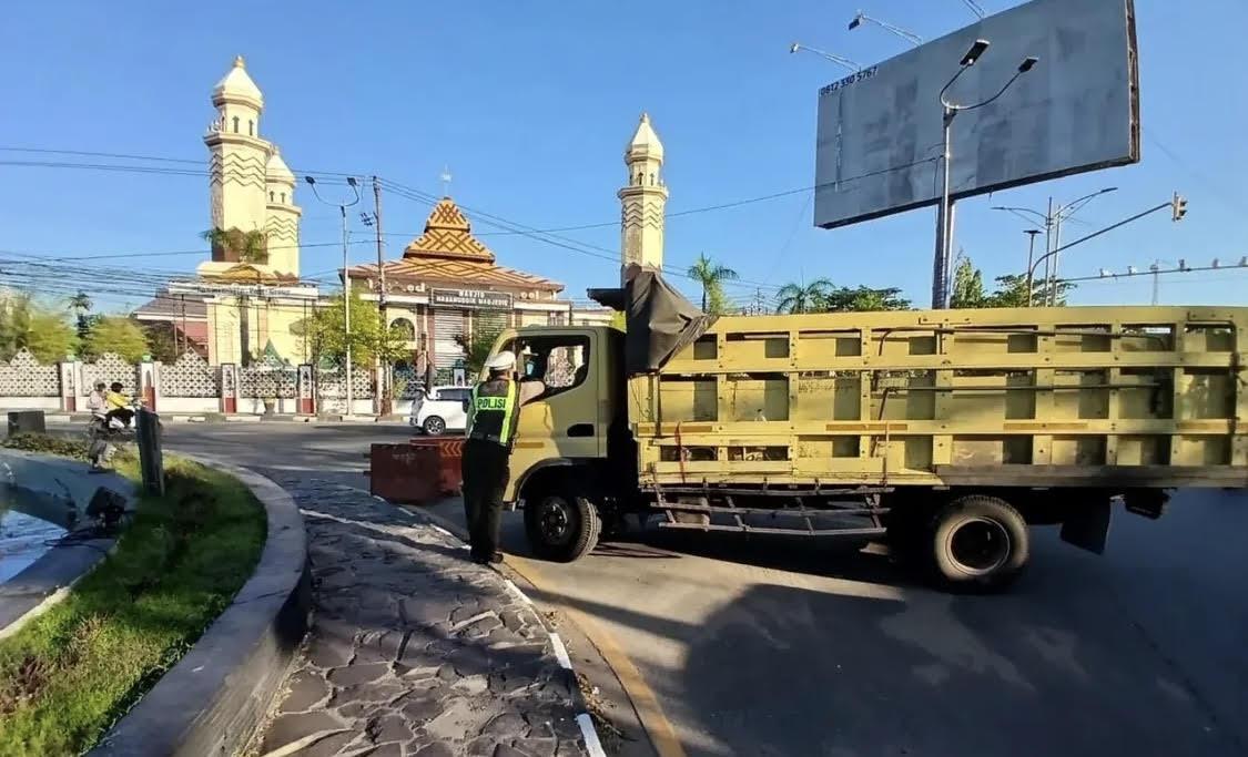 Petugas-Sat-Lantas-Polresta-Banjarmasin-saat-menindak-sejumlah-truk1.jpg