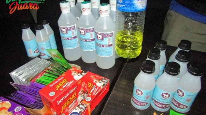 Petugas-Satpol-PP-Banjarbaru-amankan-alkohol-95-persen-dan-minuman-suplemen-Sabtu-09042022.jpg