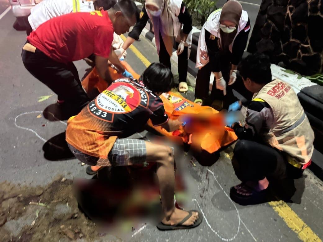 Petugas-dan-relawan-melakukan-evakuasi-korban-kecelakaan-maut-di-Jalan-Ahmad-Yani-KM-31.jpg