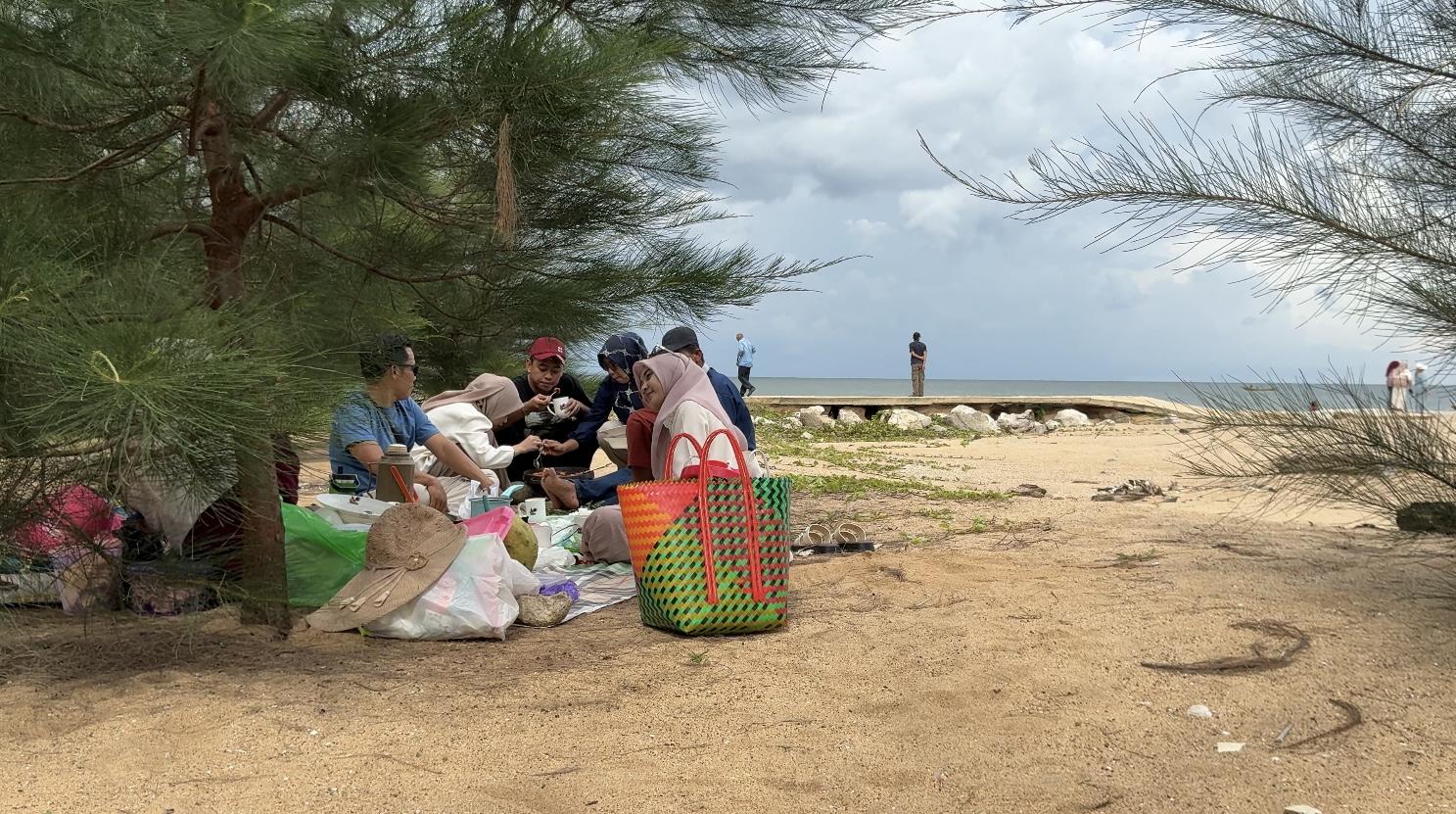 Wisata Kalsel- Di Pantai Borneo Beach Jorong Tanahlaut Pengunjung Bisa Bersantai hingga Bermain 