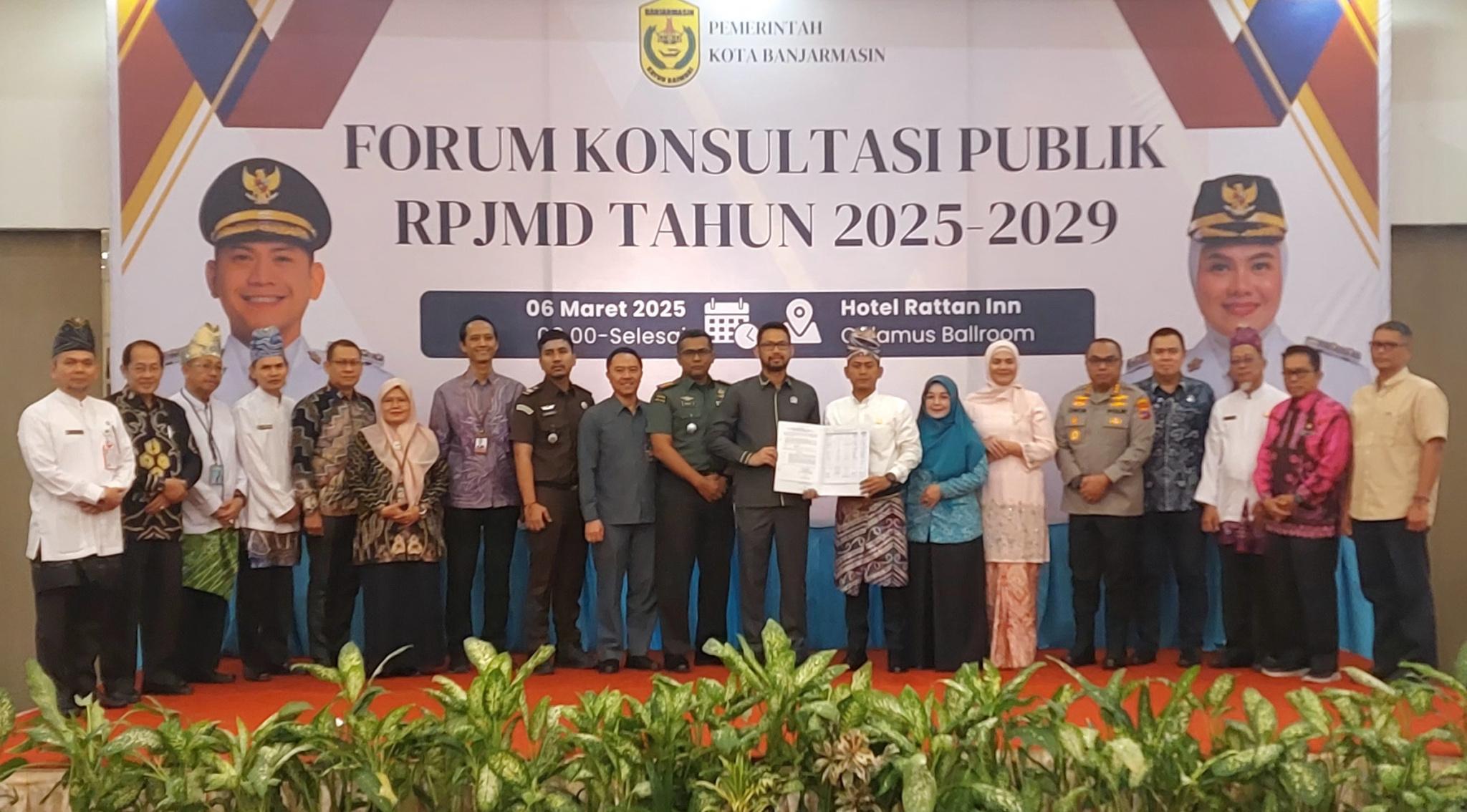 Pimpinan-Perusahaan-Bpost-A-Wahyu-Indriyanta-kanan-berfoto-bersama-Wali-Kota-Banjarmasin.jpg