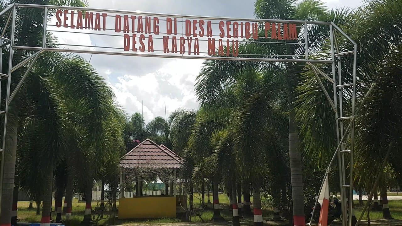 Pintu-Gerbang-Desa-Seribu-Pohon-Palam-di-Desa-Karya-Maju-Kecamatan-Marabahan.jpg