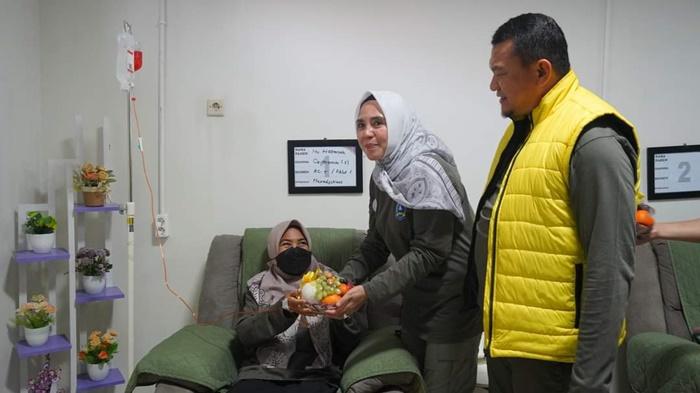 Pj-BUpati-HSS-dan-Ketua-TP-PKK-HSS-menyerahkan-bingkisan-buah-kepada-pasien-kanker.jpg