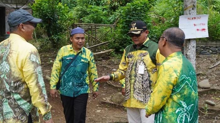 Pj-Bupati-HSS-H-Hermasnyah-topi-hitam-didampingi-Camat-Lokasado-12.jpg
