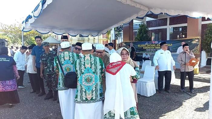 Pelukan Hangat Sambut Jamaah Haji Kabupaten Tabalong yang Tiba di Bumi Sarabakawa