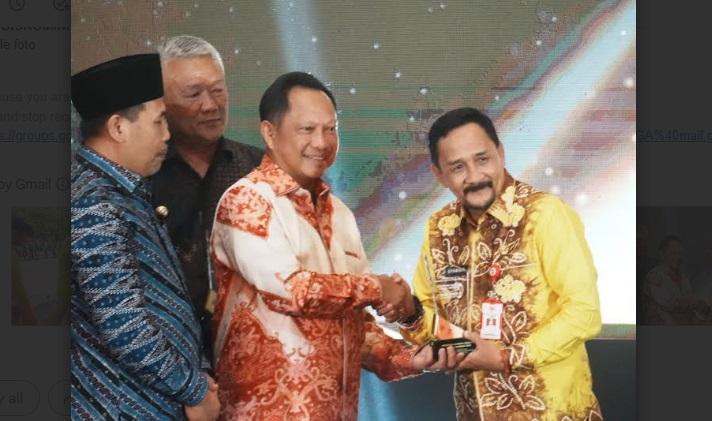 Pj-Bupati-Tanahlaut-Syamsir-Rahman-saat-terima-penghargaan-dari-Mendagri.jpg