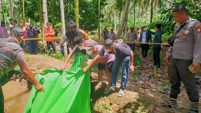 Polisi-evakuasi-jenazah-seorang-lansia-bernama-Ranjani-56.jpg