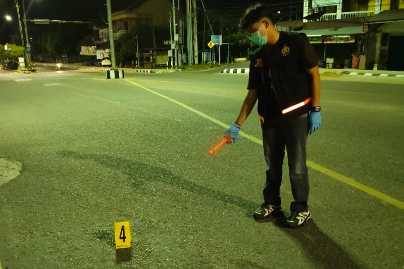 Polisi-menunjukan-salah-satu-tkp-diduga-tempat-korban-TEWAS-DI-SULINGAN.jpg