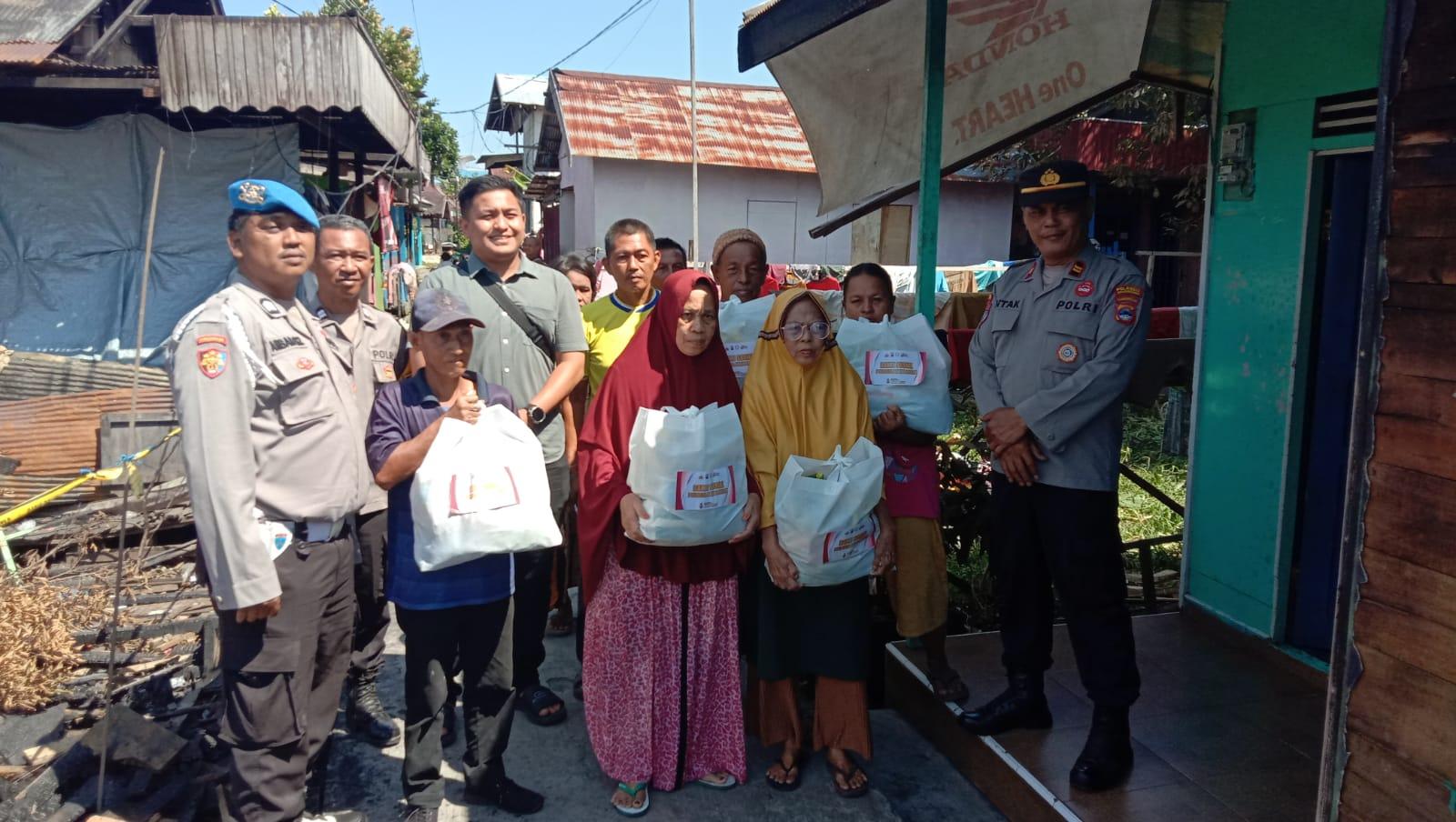 Polsek Banjarmasin Utara Salurkan Bantuan untuk Korban Kebakaran di Alalak Tengah - Banjarmasinpost.co.id