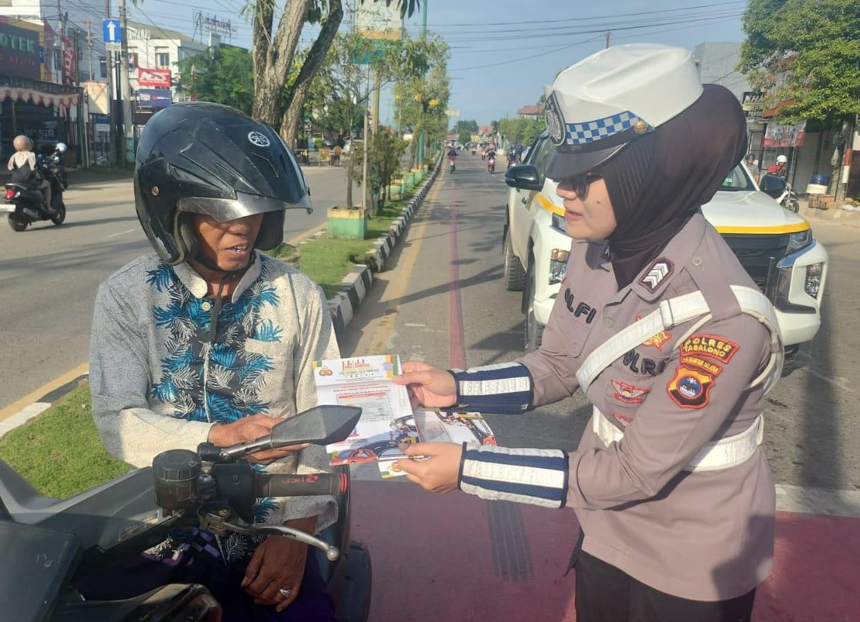 Polwan-personel-Satlantas-Polres-Tabalong-berikan-brosur.jpg