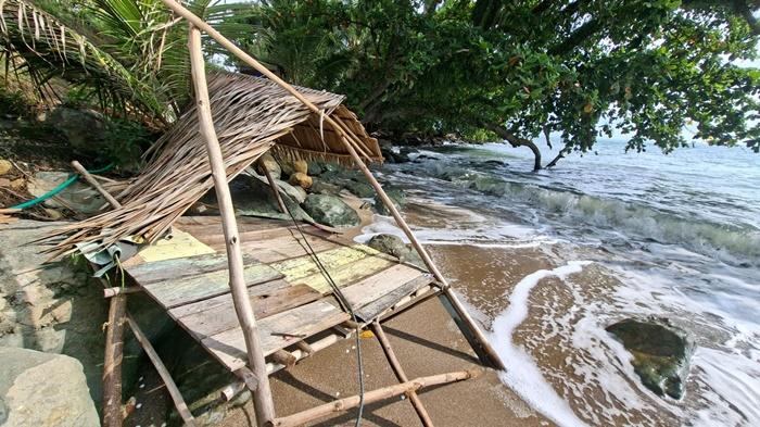 Pondok-pengunjung-rusak-di-salah-satu-wisata-pantai-di-Desa-Teluk-Gosong.jpg