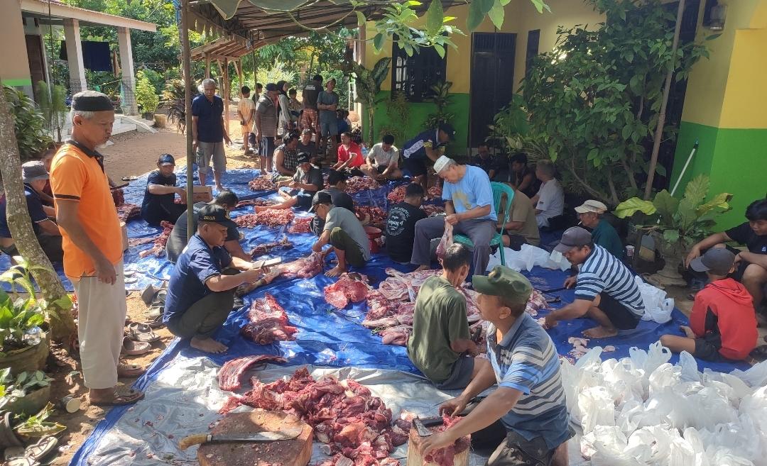 Potong-daging-kurban-jalan-Sidorejo-Guntung-manggis-Banjarbaru-idul-Adha-2025.jpg