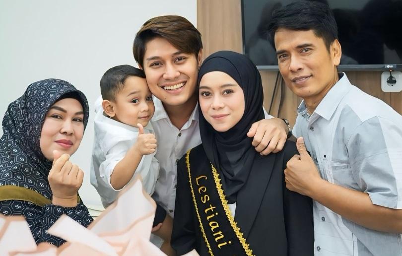 Biz suv yaqinidagi jinsiy aloqa videosini korib chiqdik. Oddiy onlayn porno