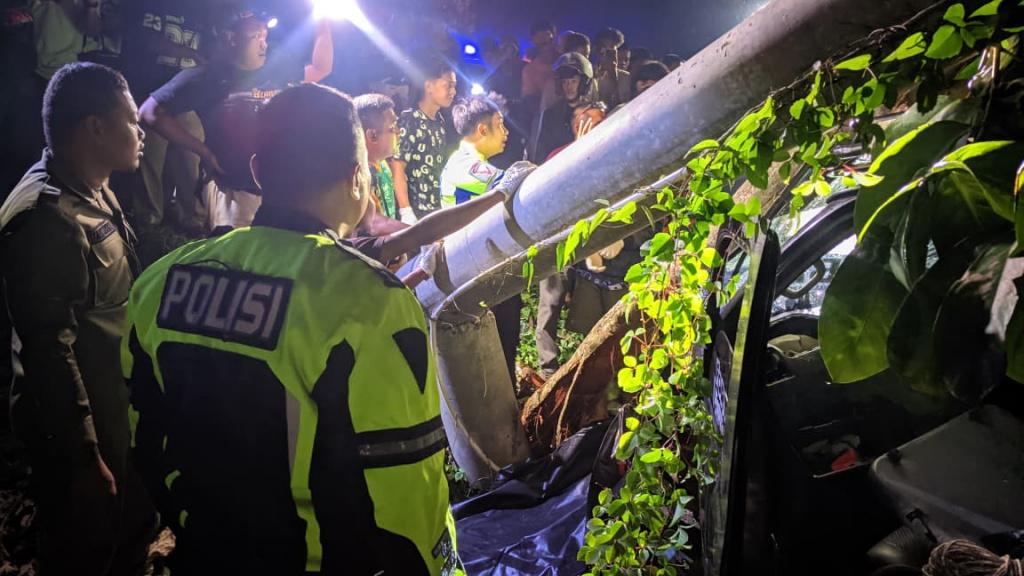 BREAKING NEWS- Oleng di Perempatan Kapar HST, Pikap Tabrak Warung Tiga Orang Tewas - Banjarmasinpost.co.id