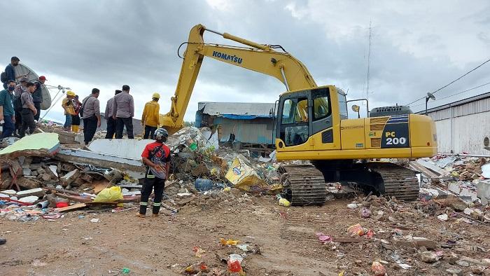 Proses-evakuasi-sekaligus-pembersihan-toko-alfamart-km-14-gambut.jpg