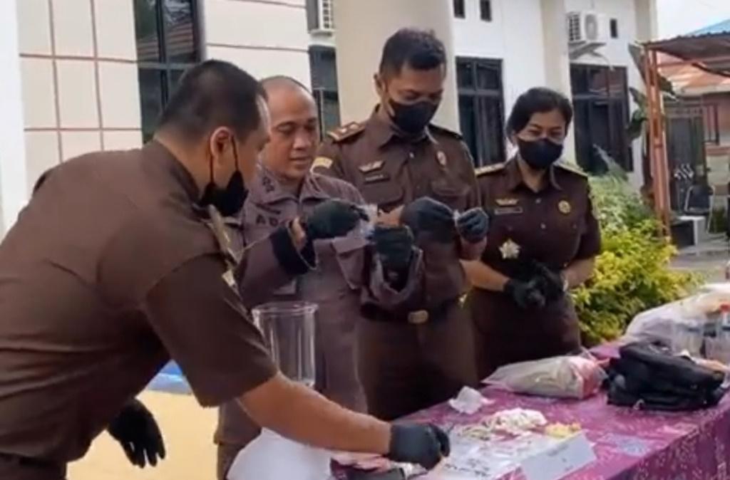 Proses-pemusnahan-narkoba-jenis-sabu-di-Kejaksaan-Negeri-Tapin.jpg