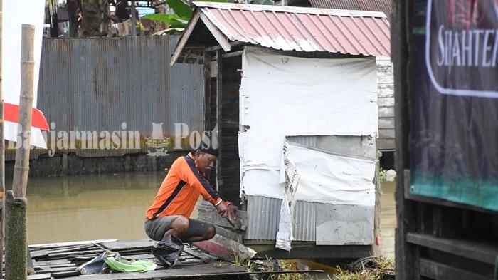 Dukung Gerakan Bebas ODF di Banjarmasin, Warga Kelurahan Pekapuran Laut Bongkar Jamban