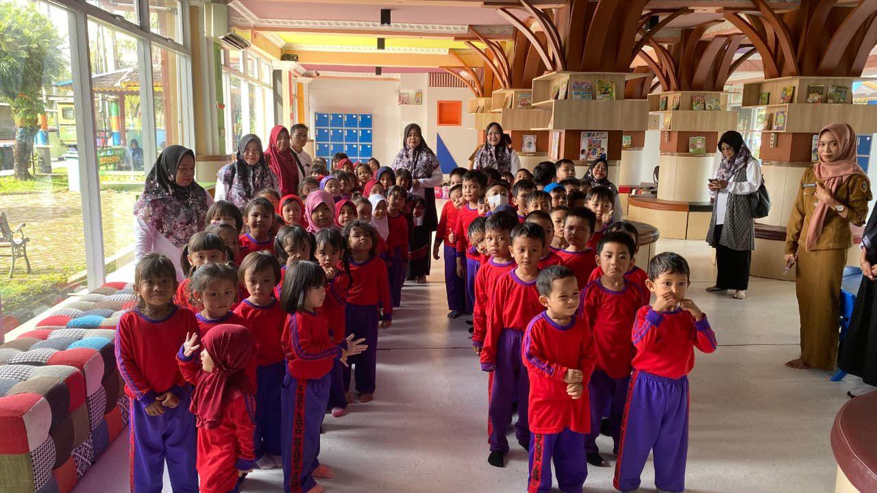 Puluhan-murid-TK-Negeri-Pembina-Banjarmasin-Tengah-2-ke-perpustakaan-palnam.jpg