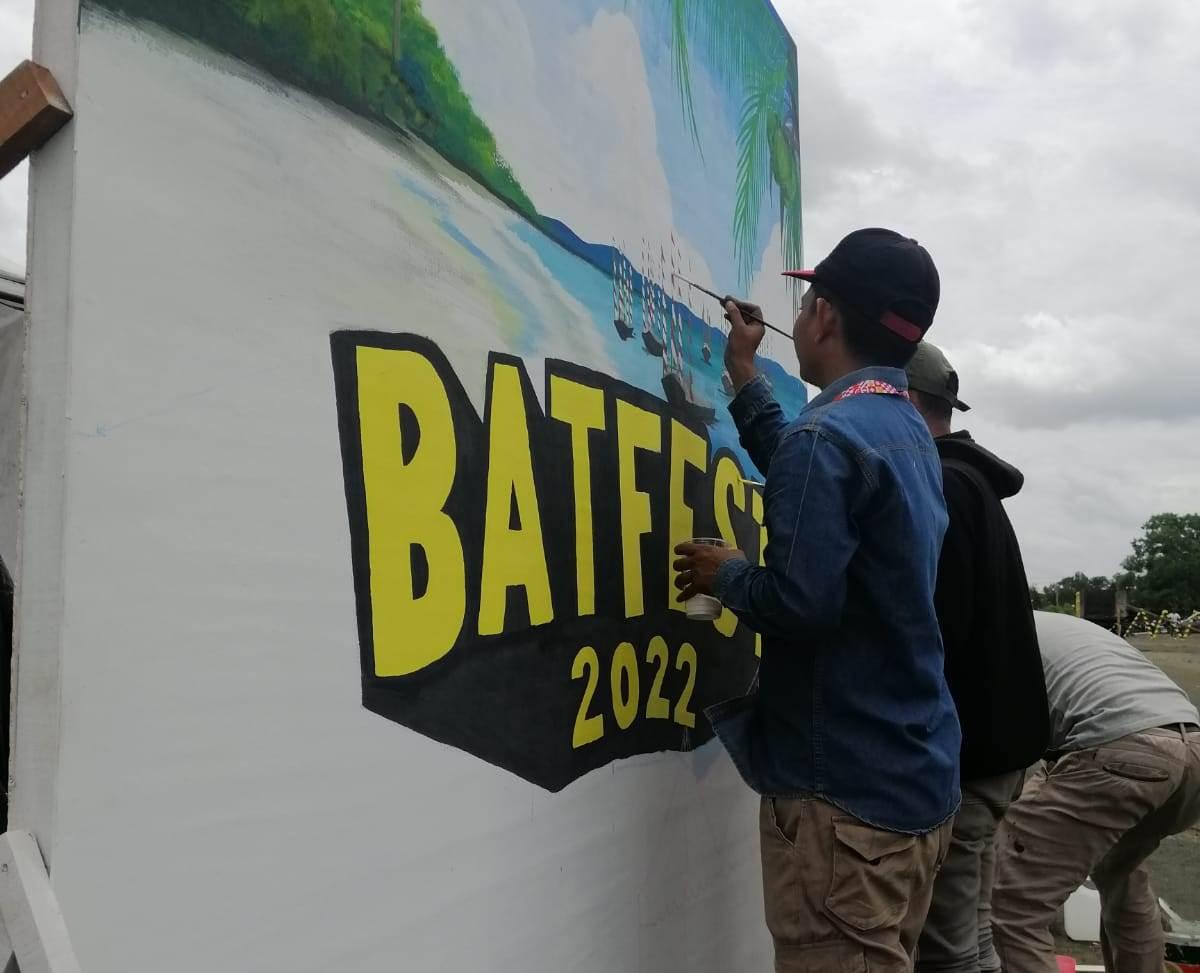 Puluhan-seniman-mengikuti-lomba-melukis-mural-pada-hari-pertama-Batfest-2022.jpg