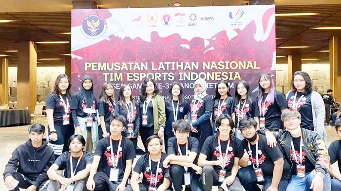 Raisa-baris-belakang-empat-dari-kanan-saat-mengikuti-pemusatan-latihan-tim-Esports-Indonesia.jpg