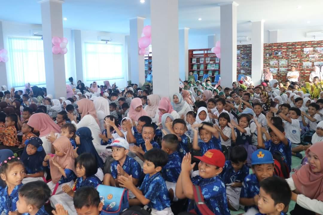Ratusan-murid-TK-menyimak-dongeng-yang-disampaikan-Iman-Surahman.jpg