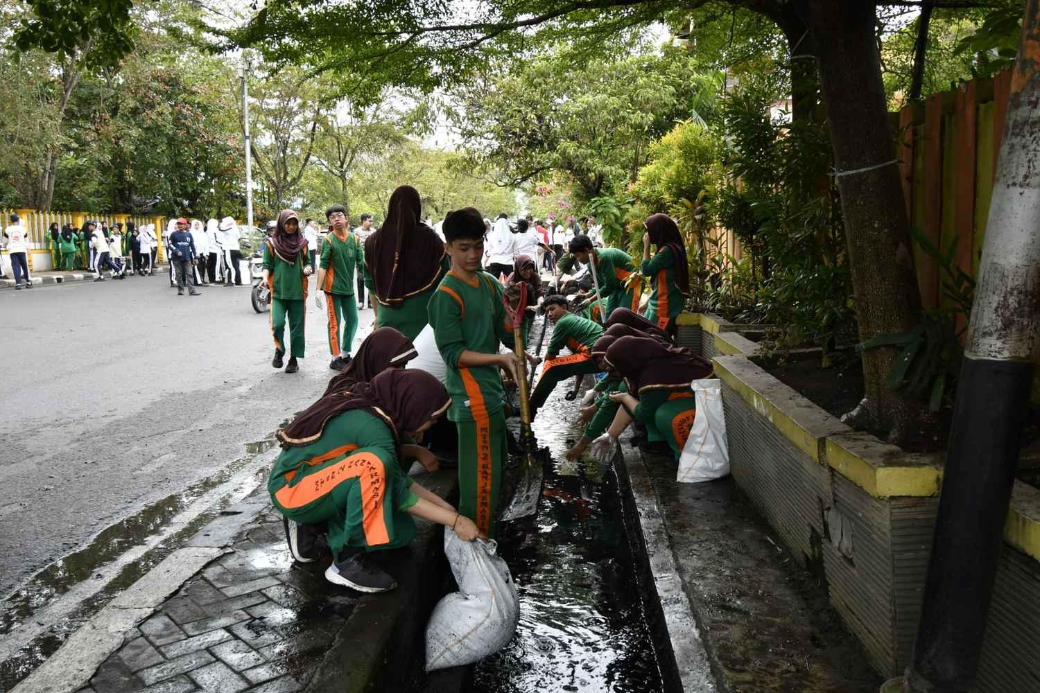 Drainase di Kompleks Mulawarman Banjarmasin Dibersihkan, Ratusan Pelajar Dikerahkan Membantu