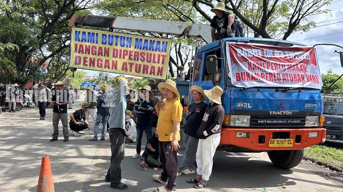 Ratusan-warga-Ikasuda-Kalselteng-menggelar-aksi-damai-di-KSOP-Kelas-I-Banjarmasin.jpg