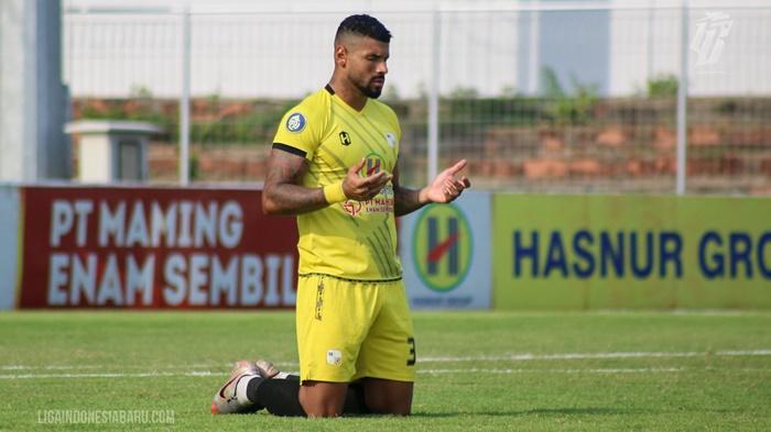 Renan-Alves-berdoa-di-lapangan-sebelum-laga.jpg
