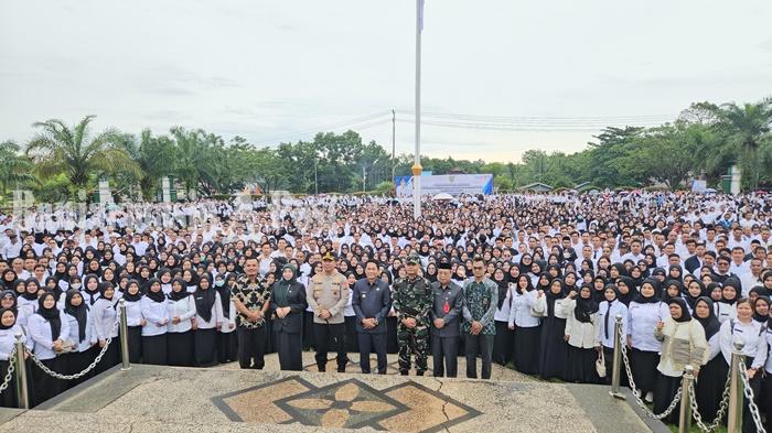 Ribuan-PPPK-Paruh-Waktu-di-Kabupaten-Balangan-berkumpul-di-halaman-Kantor-Bupati-Balangan.jpg