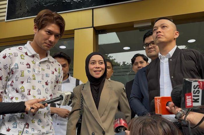 Rizky-Billar-Lesti-Kejora-dan-pengacaranya-Sadrakh-Seskoadi.jpg