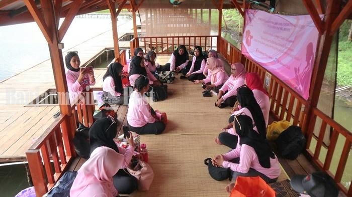Rombongan-FJPI-Kalsel-bersantai-di-gazebo-Kampung-Putra-Bulu22.jpg