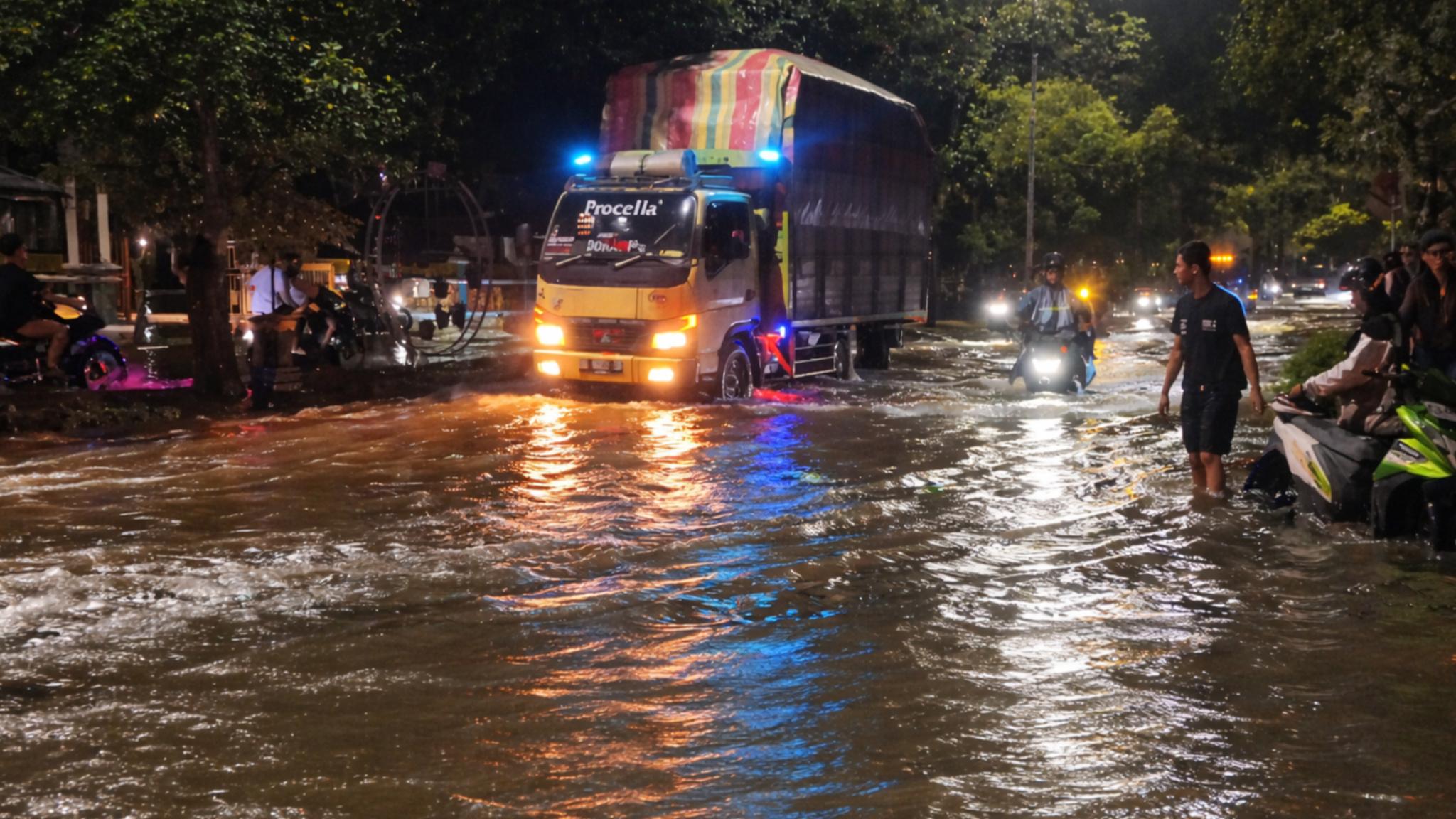 Ruas-Jalan-Brigjen-H-Hasan-Basry-Banjarmasin-tergenang-air.jpg