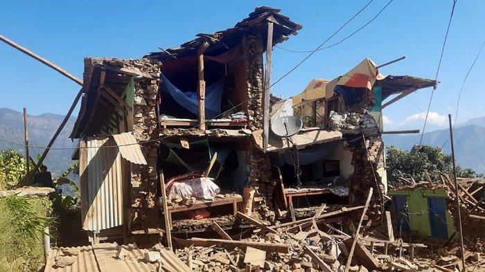 Rumah-rumah-yang-rusak-dan-ambruk-pasca-gempa-bumi-di-desa-Pipaldanda-Nepal.jpg