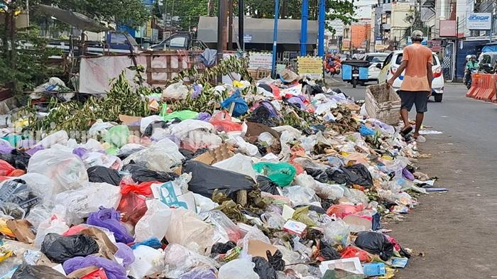 Jadi Sorotan Setiap Saat, Sampah Masih Menumpuk di TPS Liar Pasar Kuripan Banjarmasin