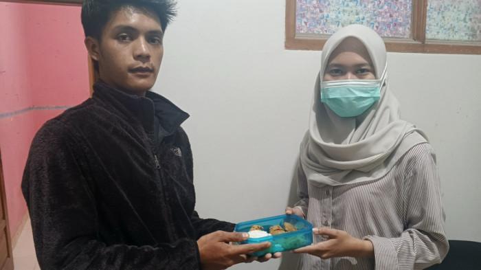 Keluarga Siswa di Sukabumi Jabar Antarkan Bukti Tahu Goreng Isi Plester Luka ke Dapur MBG