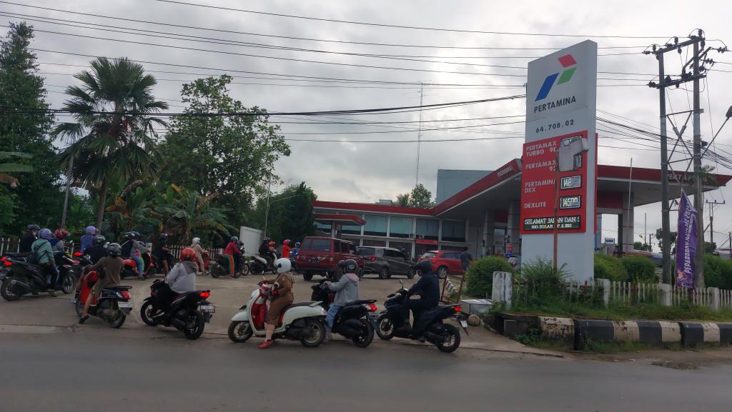 SUASANA-di-SPBU-simpang-Angsau-Pelaihari-Selasa-1811-pagi.jpg