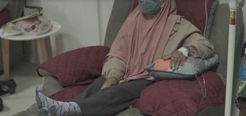 Salah-satu-pasien-kanker-melakukan-kemoterapi-di-ruang-Kemoterapi-RSHHD-Kandangan.jpg