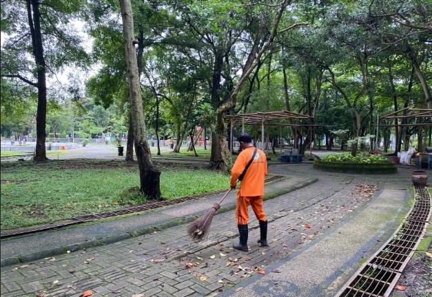 Salah-seorang-petugas-kebersihan-ditaman-Kamboja.jpg